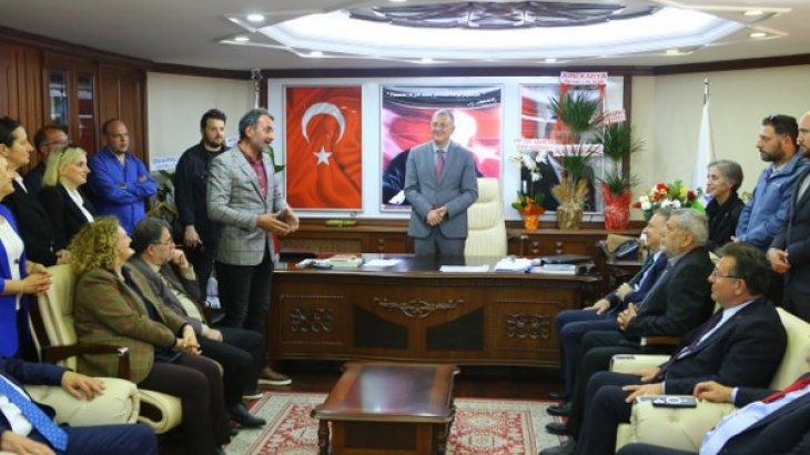 Belediye Başkanımız Enver Atagün’e Hayırlı olsun ziyaretleri sürüyor.