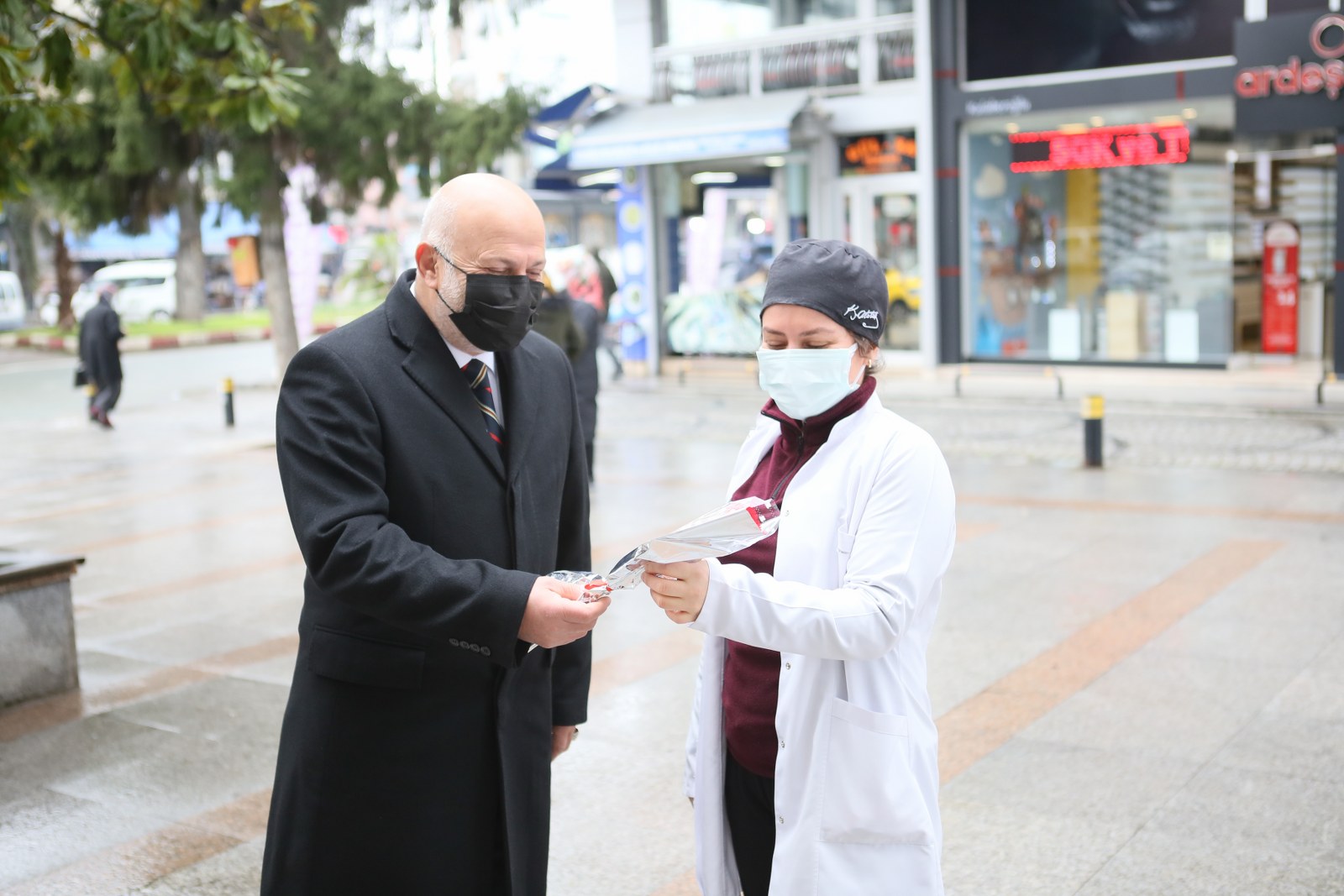 8 Mart Dünya Kadınlar Gününde Karanfil Dağıttık