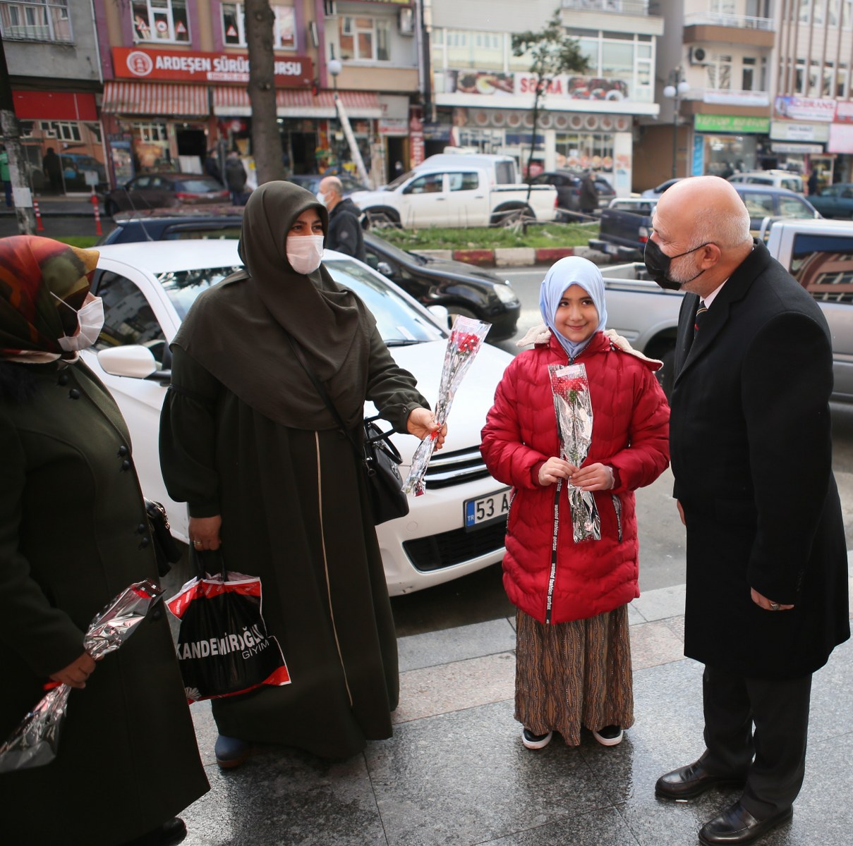 8 Mart Dünya Kadınlar Gününde Karanfil Dağıttık