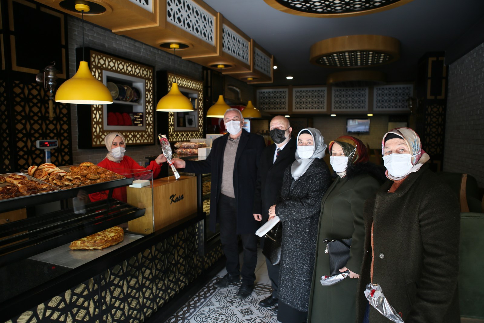 8 Mart Dünya Kadınlar Gününde Karanfil Dağıttık