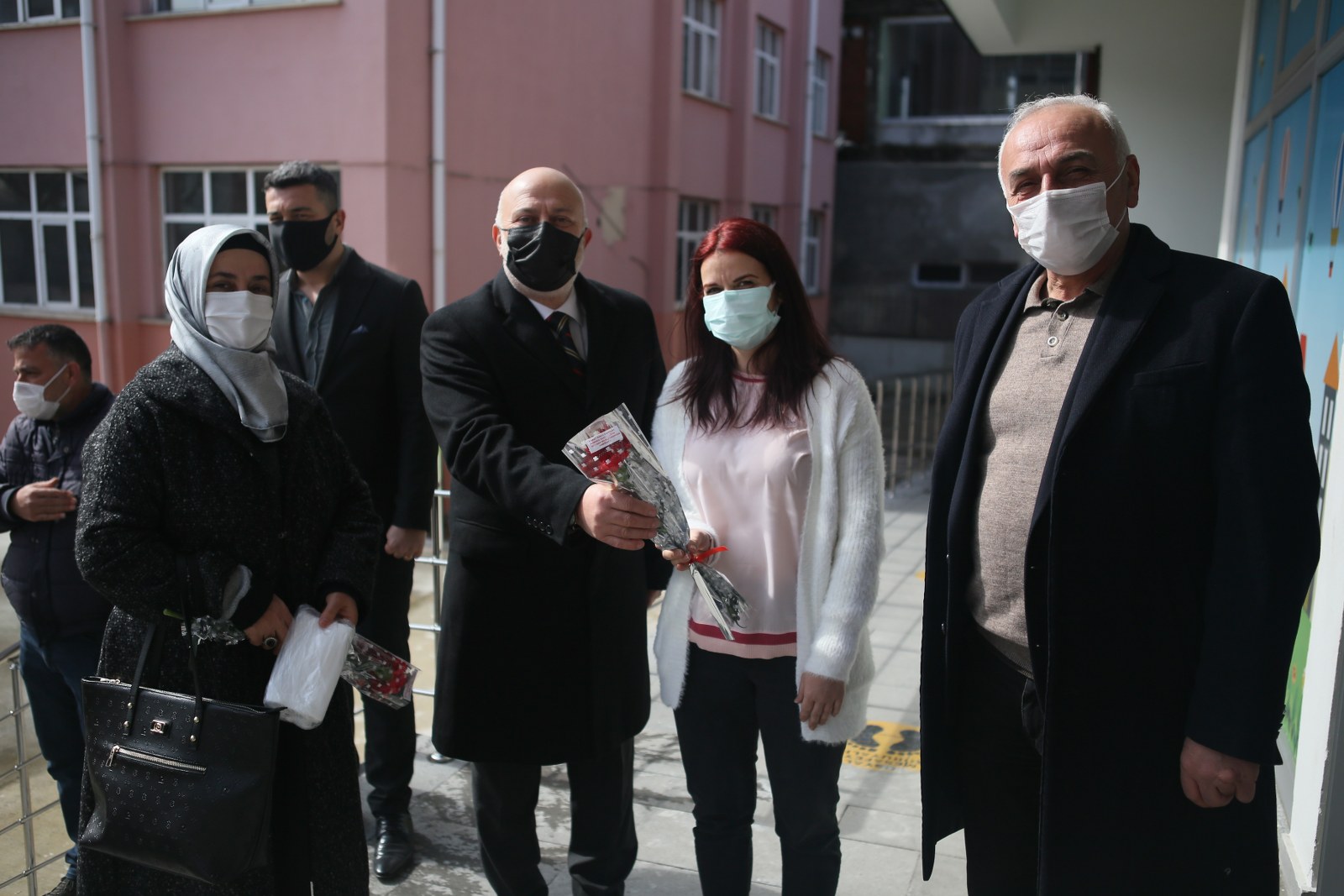 8 Mart Dünya Kadınlar Gününde Karanfil Dağıttık