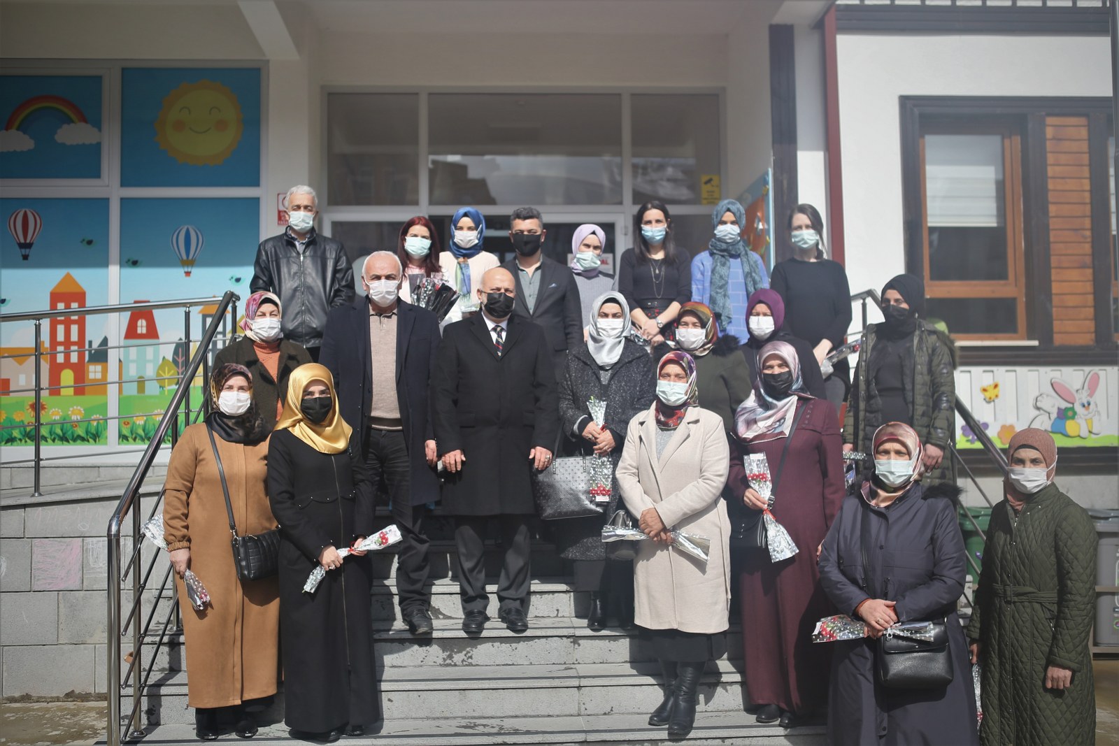 8 Mart Dünya Kadınlar Gününde Karanfil Dağıttık