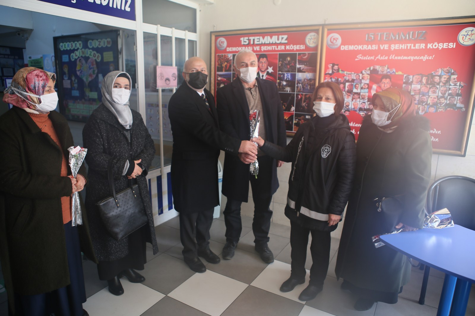 8 Mart Dünya Kadınlar Gününde Karanfil Dağıttık