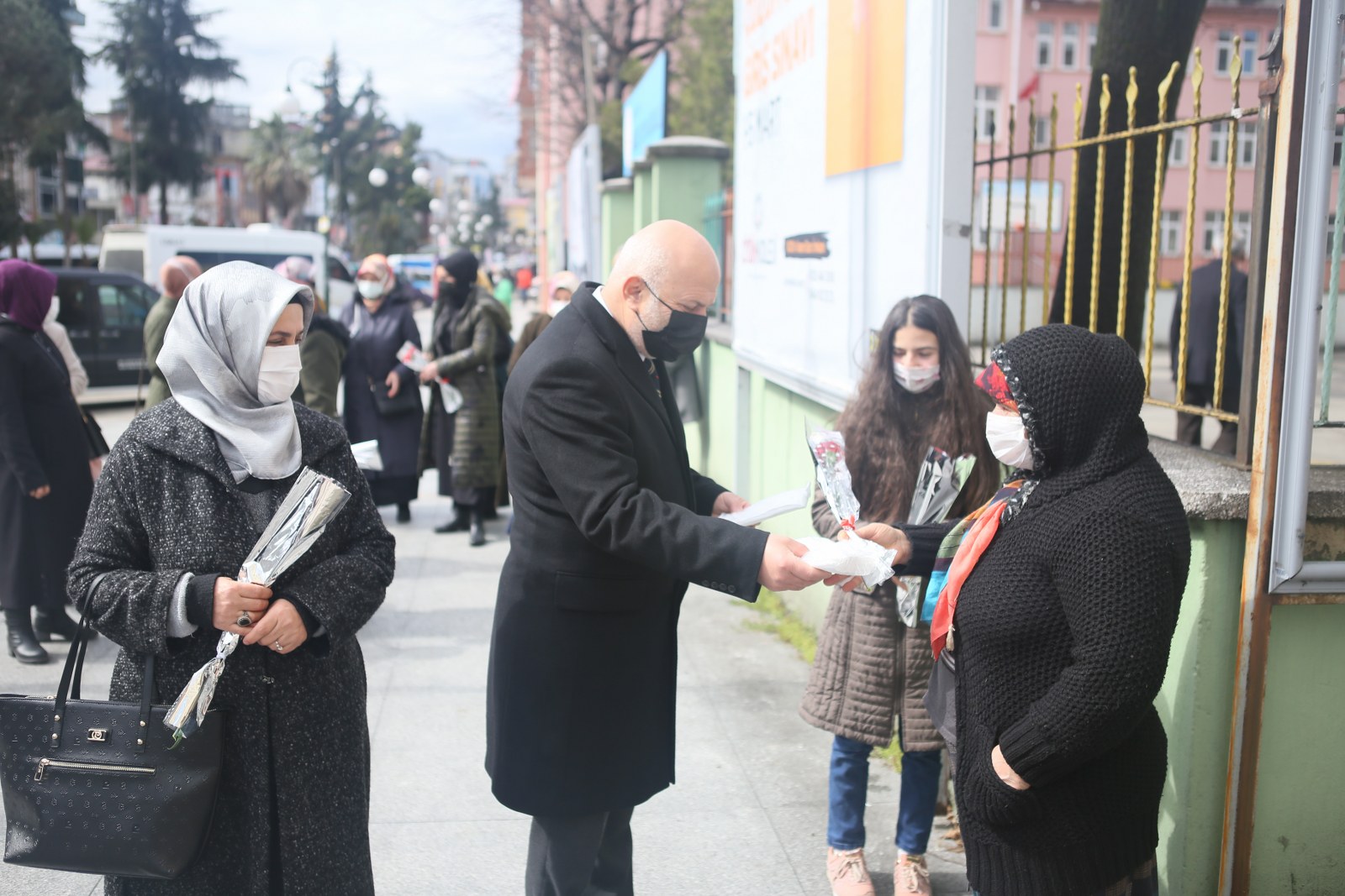 8 Mart Dünya Kadınlar Gününde Karanfil Dağıttık