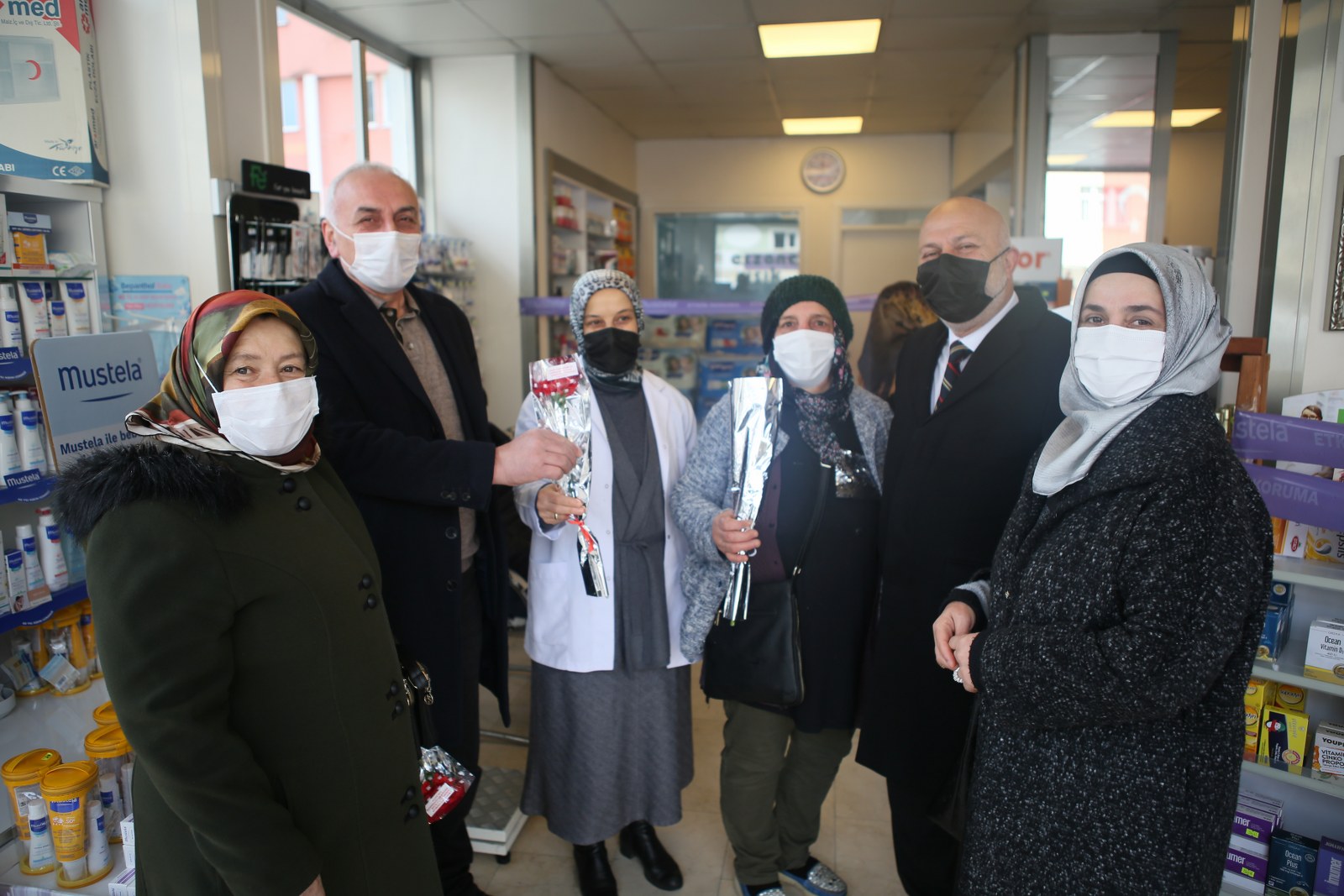 8 Mart Dünya Kadınlar Gününde Karanfil Dağıttık