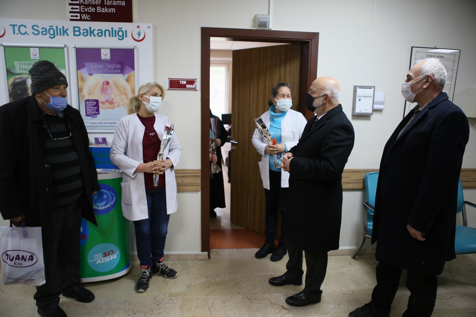 8 Mart Dünya Kadınlar Gününde Karanfil Dağıttık