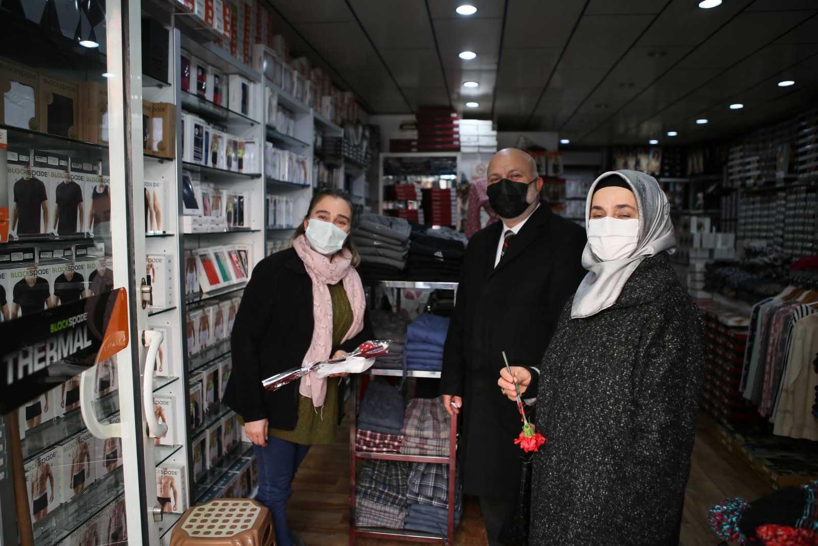 8 Mart Dünya Kadınlar Gününde Karanfil Dağıttık