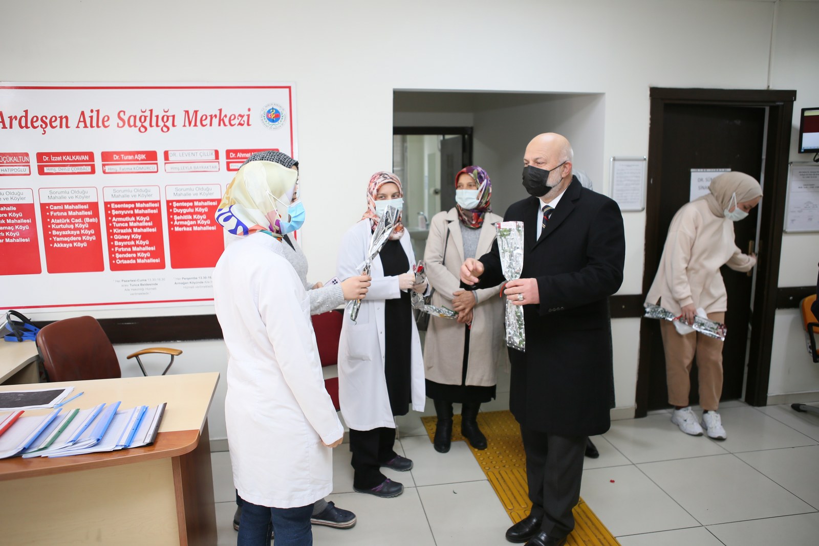 8 Mart Dünya Kadınlar Gününde Karanfil Dağıttık