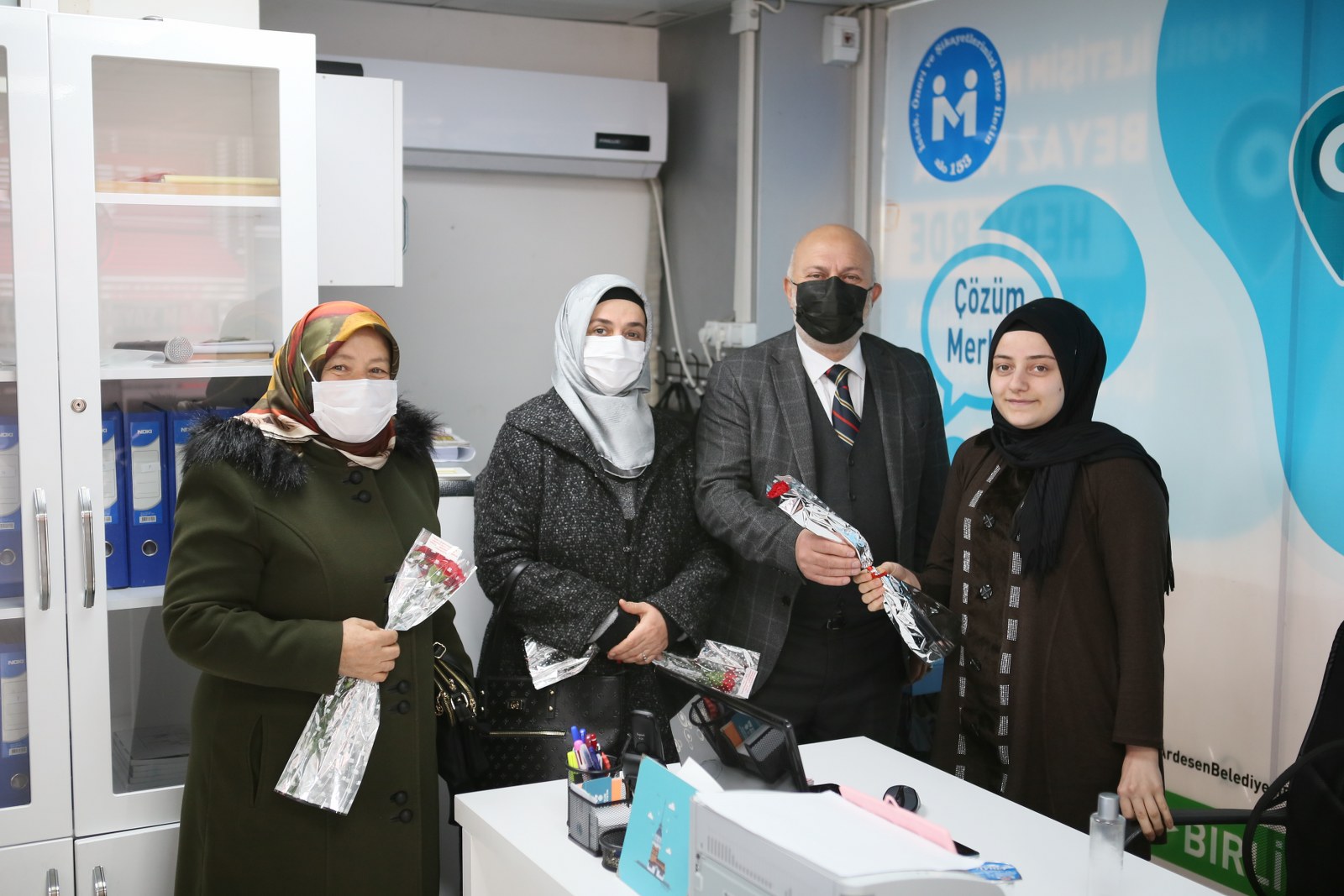 8 Mart Dünya Kadınlar Gününde Karanfil Dağıttık