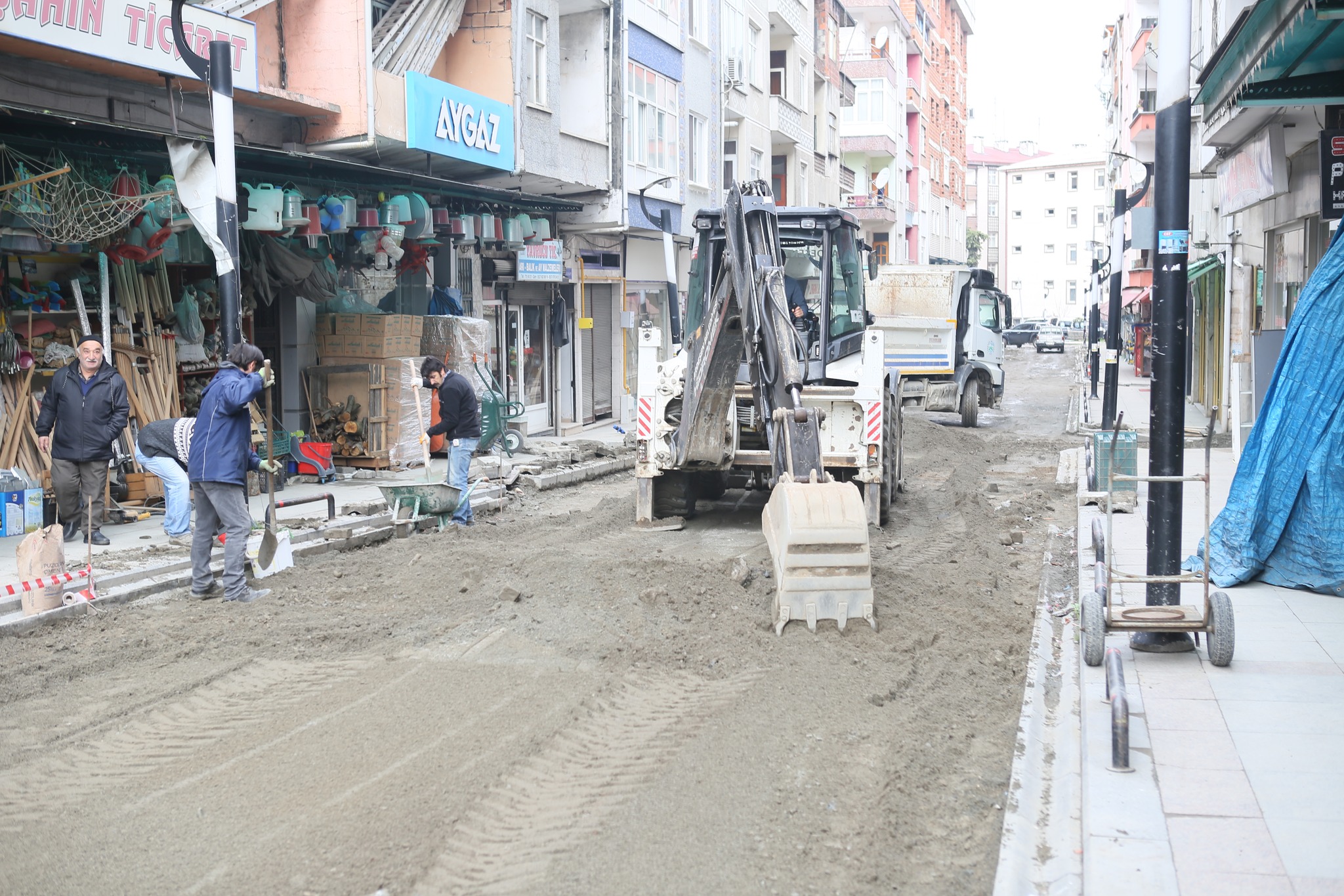 Cumhuriyet ve Yavuz Selim Mahallerimizde alt yapı ve üst yapıları sil baştan yeniliyoruz. 