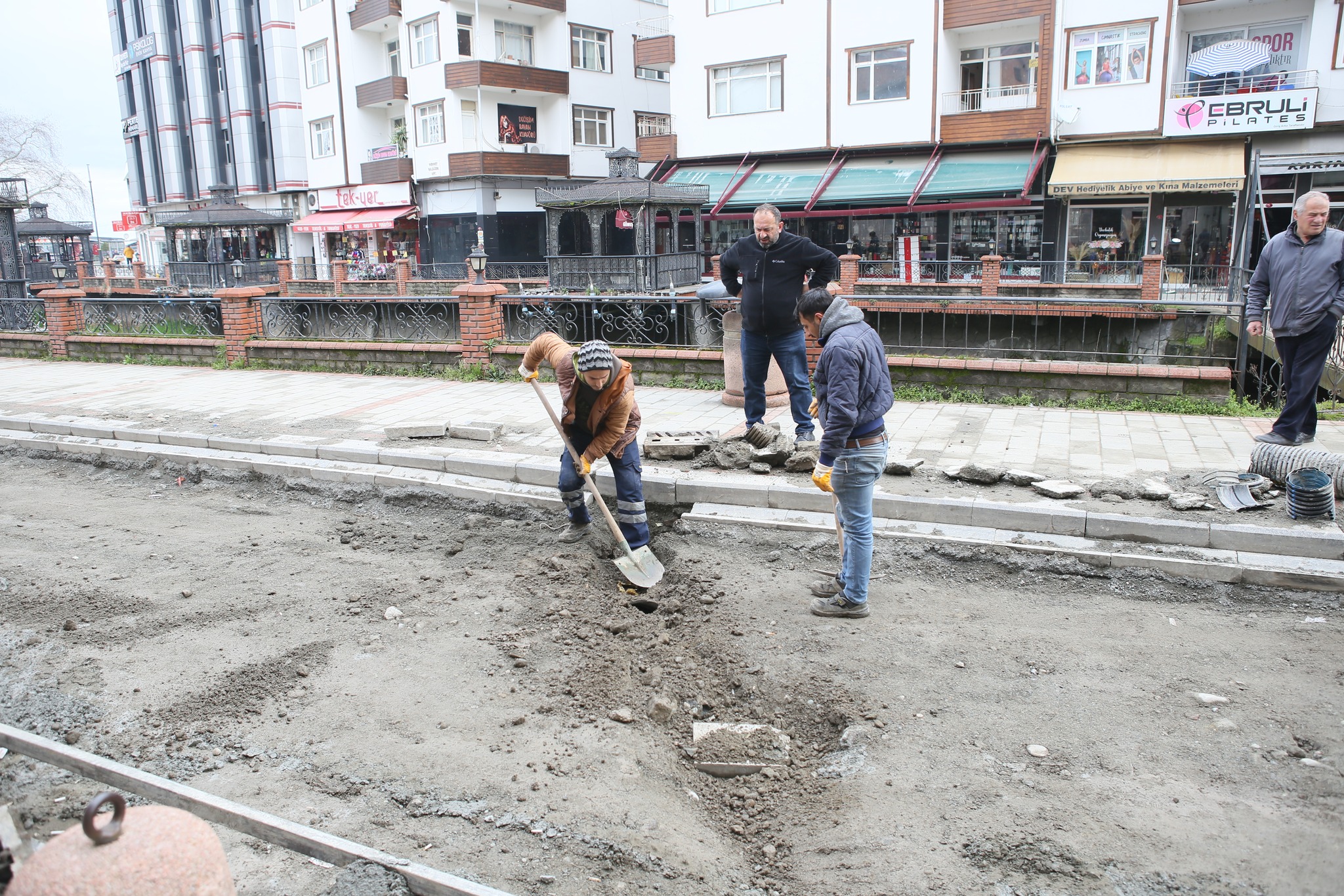 Cumhuriyet ve Yavuz Selim Mahallerimizde alt yapı ve üst yapıları sil baştan yeniliyoruz. 