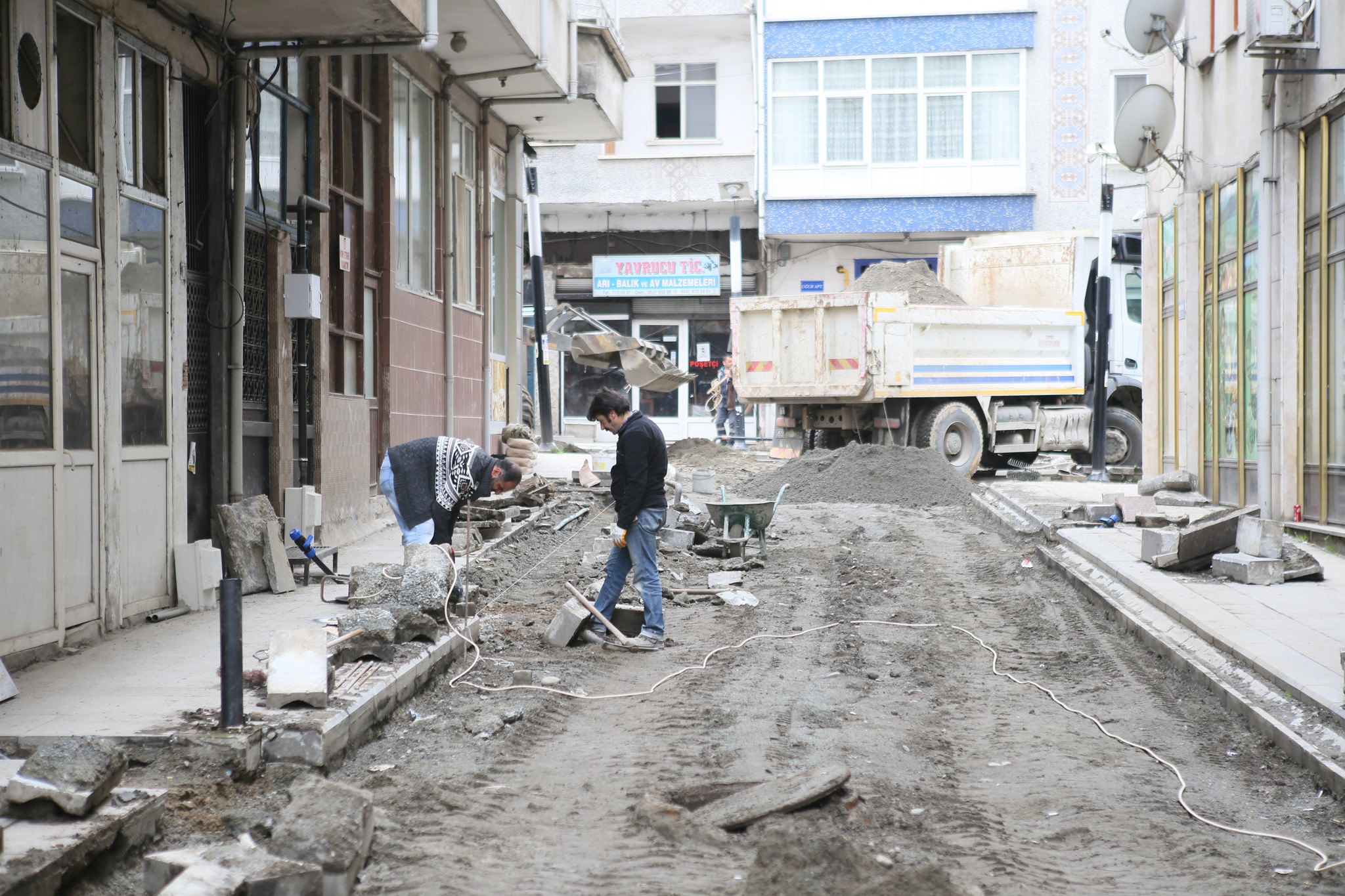 Cumhuriyet ve Yavuz Selim Mahallerimizde alt yapı ve üst yapıları sil baştan yeniliyoruz. 