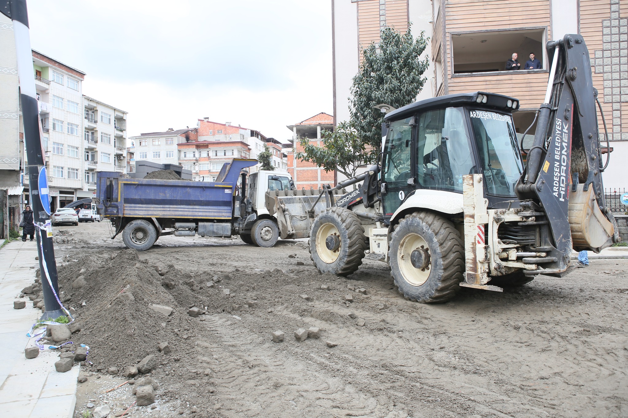 Cumhuriyet ve Yavuz Selim Mahallerimizde alt yapı ve üst yapıları sil baştan yeniliyoruz. 