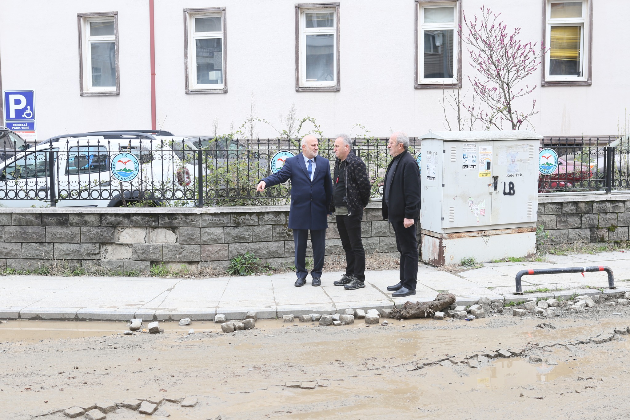 Cumhuriyet ve Yavuz Selim Mahallerimizde alt yapı ve üst yapıları sil baştan yeniliyoruz. 