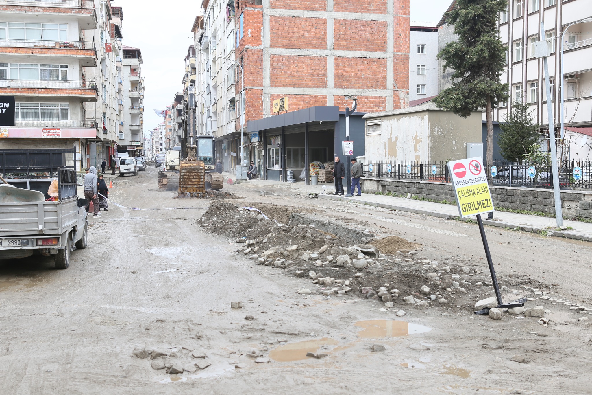 Cumhuriyet ve Yavuz Selim Mahallerimizde alt yapı ve üst yapıları sil baştan yeniliyoruz. 