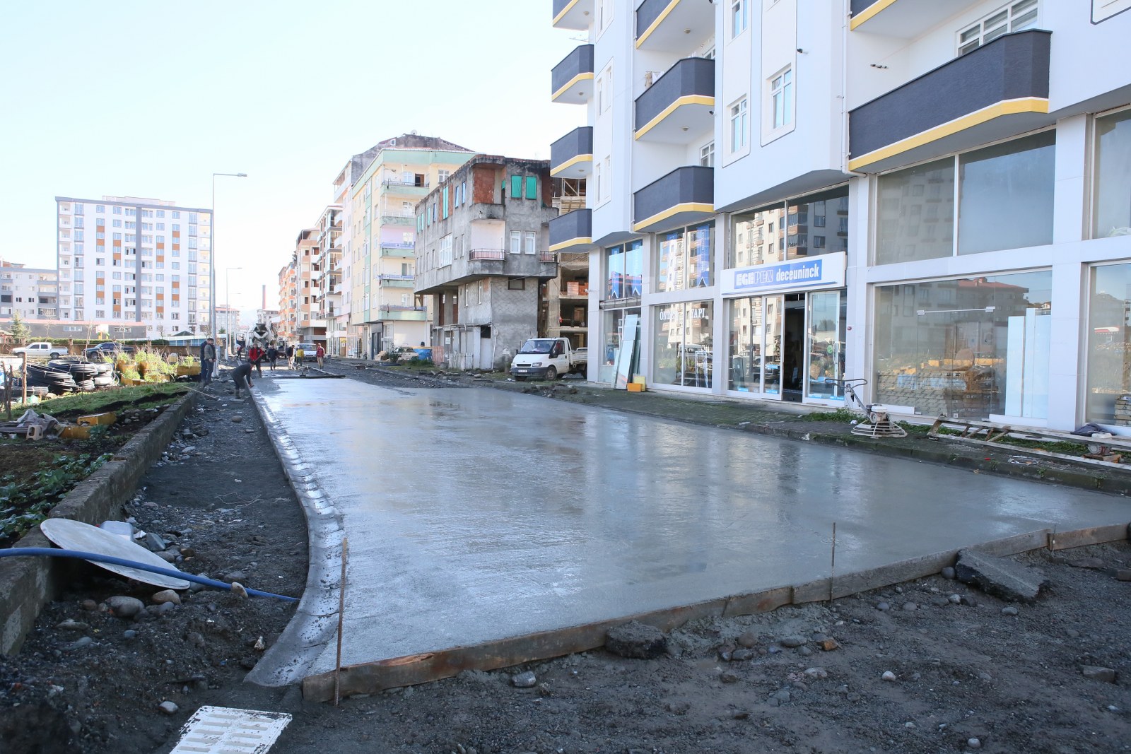 Hacışahinler Caddesinde üst yapı çalışmalarına başladık.