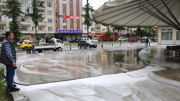 Ardeşen’de Camiler İlaçlanarak Dezenfekte Ediliyor