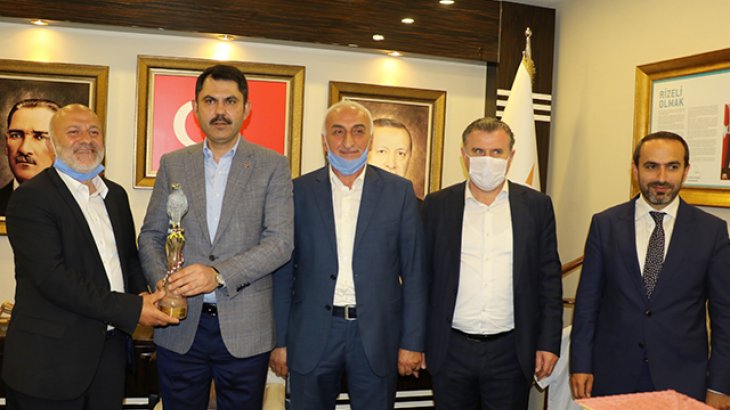 İlçenin En İşlek Caddelerde Bulunan Eski Yapıların Ön Yüzü Değişiyor